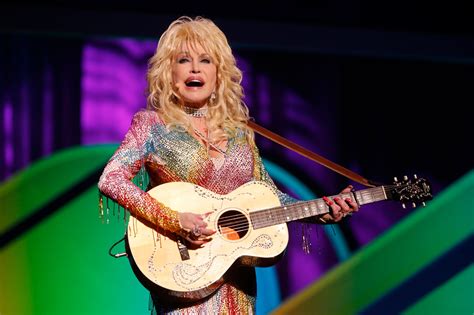 Dolly Parton, 75, bares cleavage as sexy Playboy bunny for。